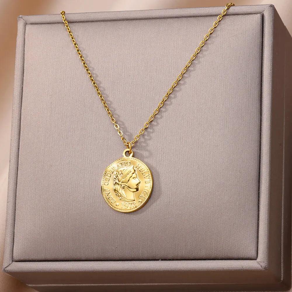 Colar Rainha Moeda Dourado - Joia em Aço Inoxidável - Dorelle Joias