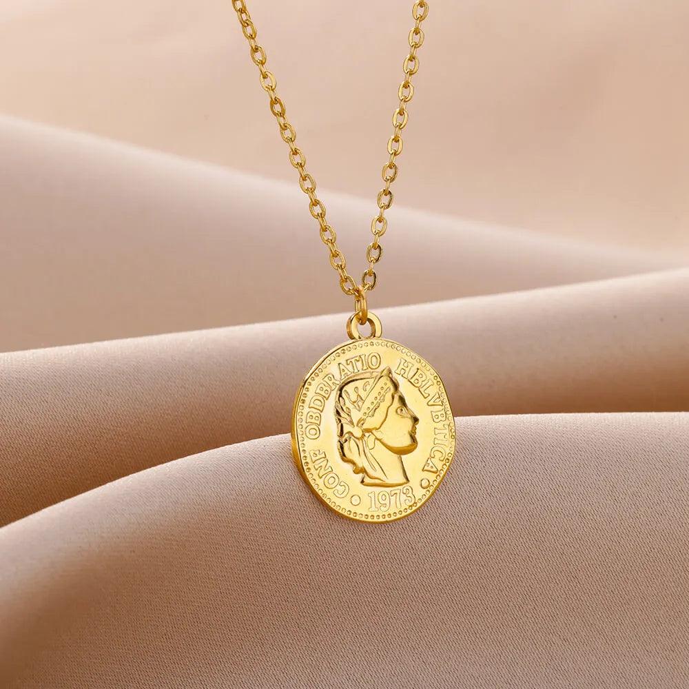 Colar Rainha Moeda Dourado - Joia em Aço Inoxidável - Dorelle Joias